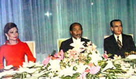 Queen Farah Diba of Iran, President Anwar Sadat of Egypt, and Mohammad Reza Pahlavi, Shah of Iran. Image courtesy of Kayhan Int. (Kayhan International) [Public domain], via Wikimedia Commons